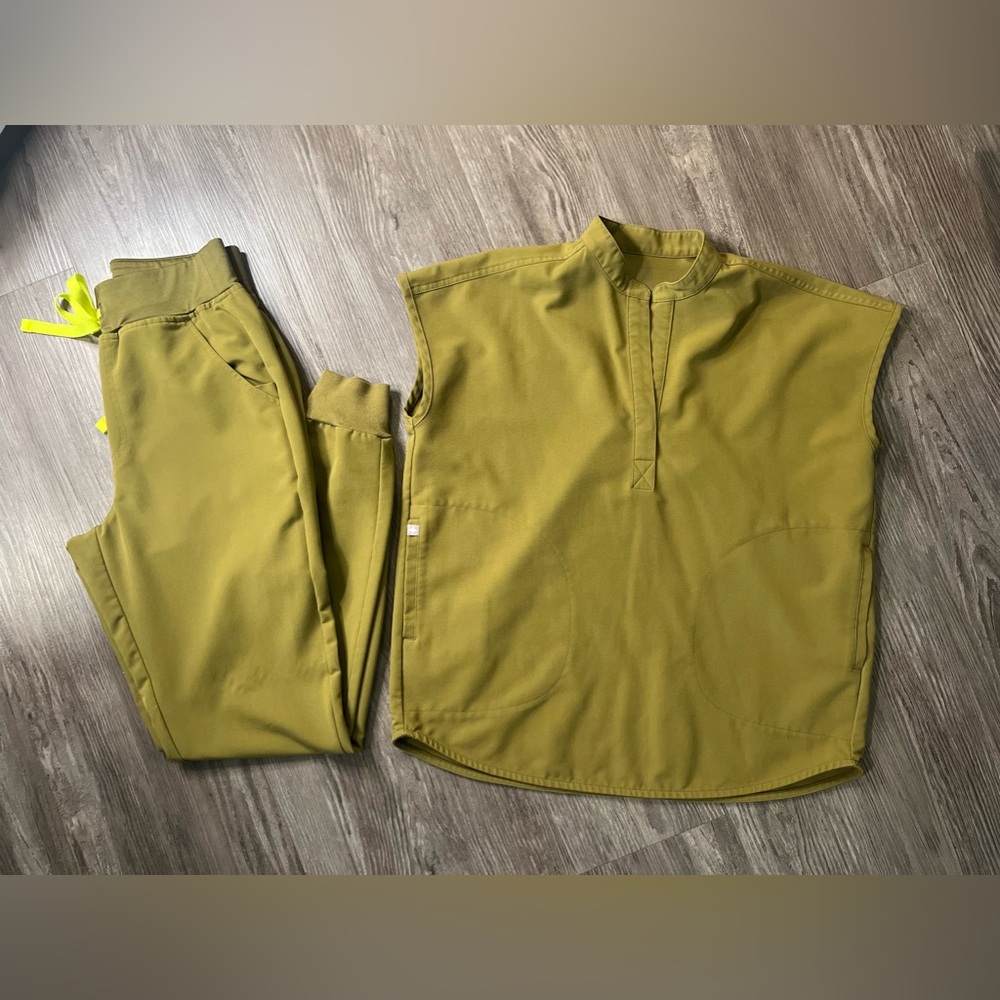 FIGS (Women’s) Matching Scrub set